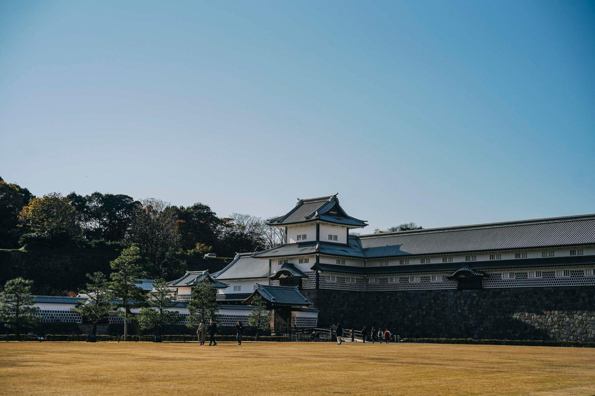 Hyatt Centric Kanazawa Exteriör bild The Honmaru Palace