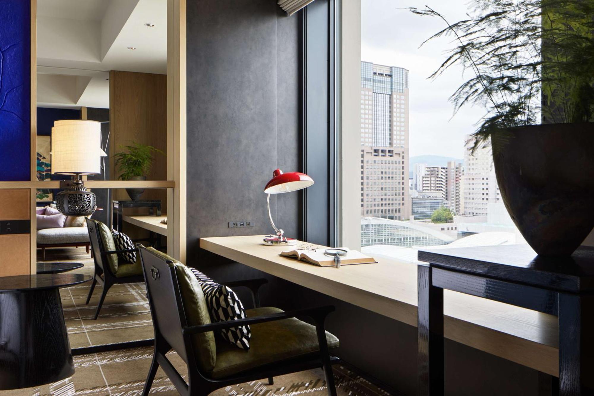 Hyatt Centric Kanazawa Exteriör bild A work desk in a hotel room
