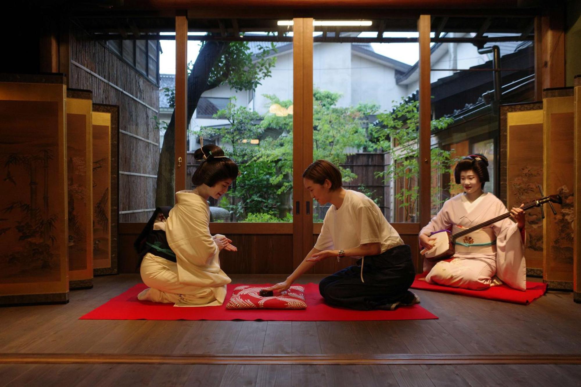 Hyatt Centric Kanazawa Exteriör bild A scene from a traditional Japanese shamisen performance